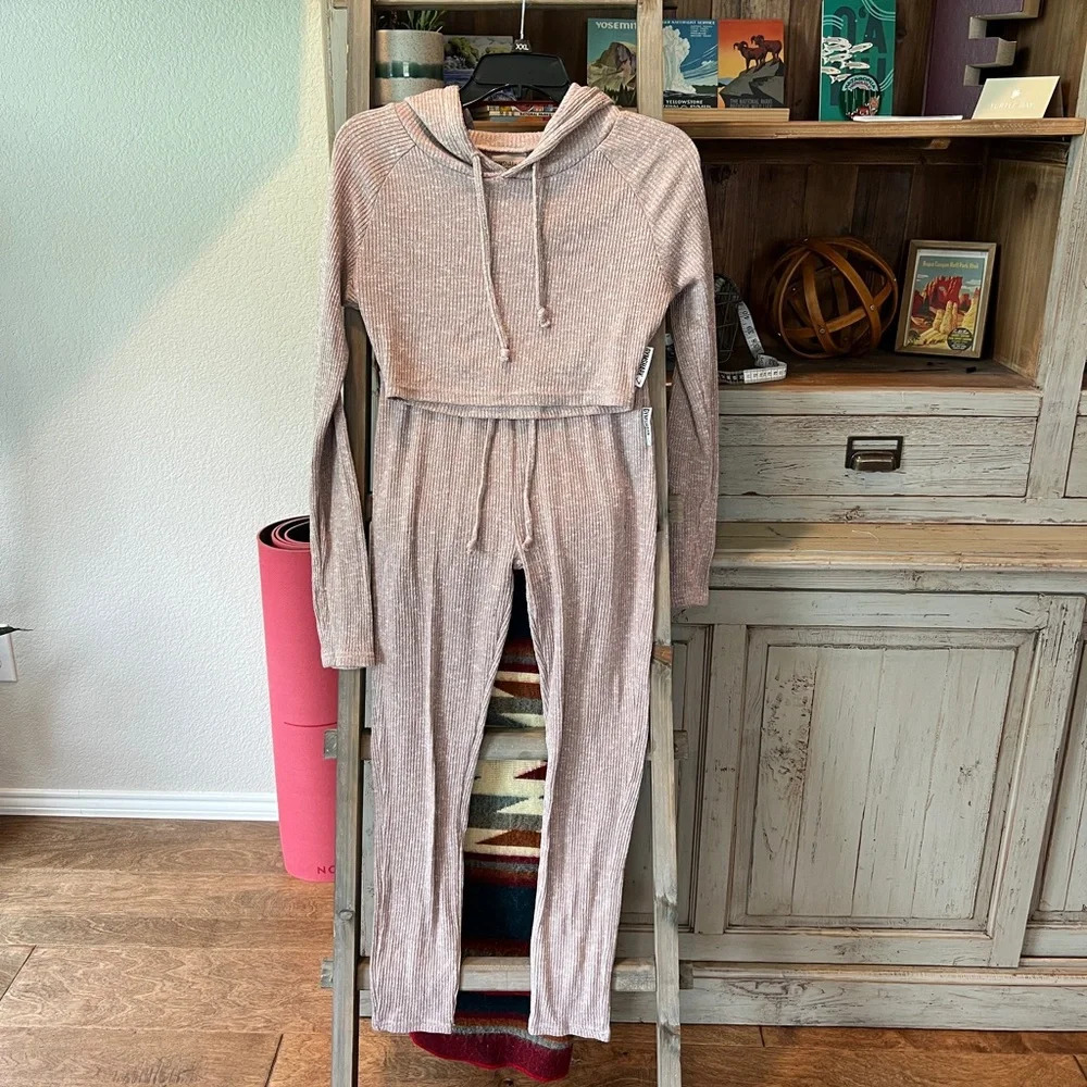 Gymshark women’s Slounge set in taupe size small